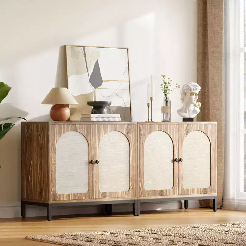 Buffet en rotin avec portes en rotin et étagères réglables