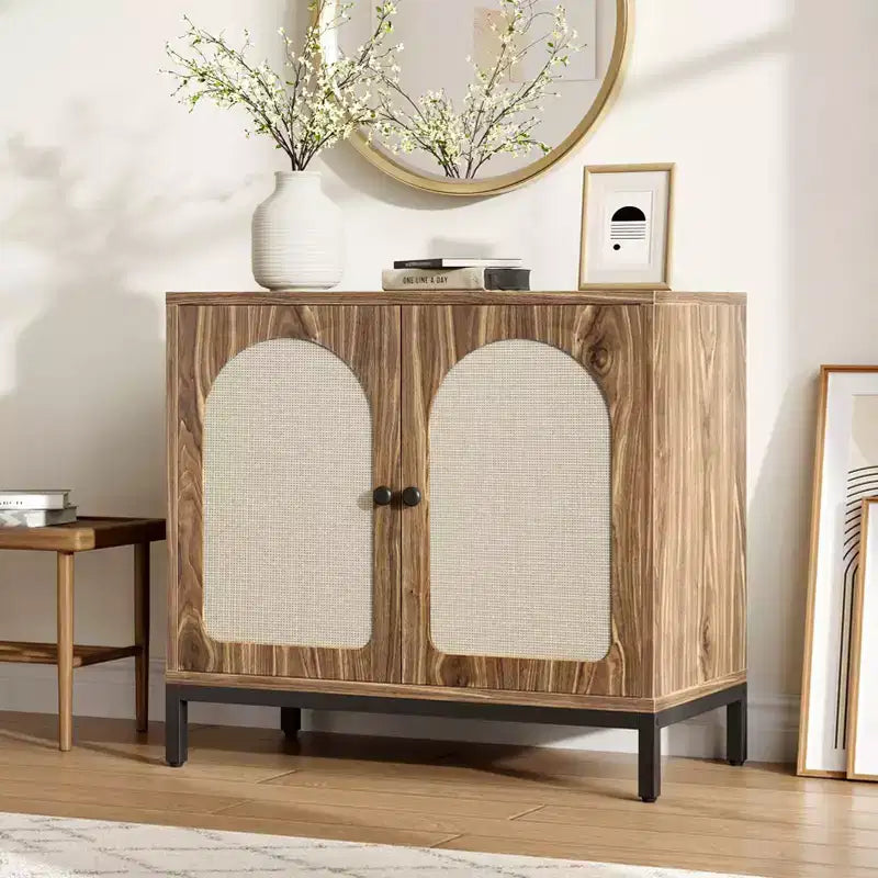 Buffet en rotin avec portes en rotin et étagères réglables