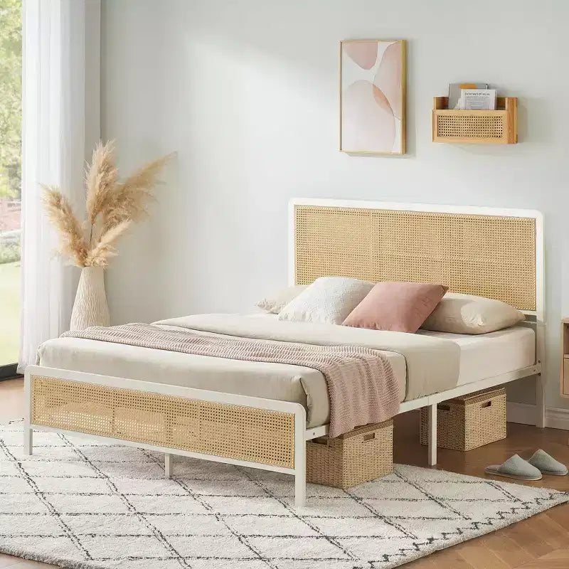 Lit plateforme en rotin avec tête de lit, style bohème moderne en cannage