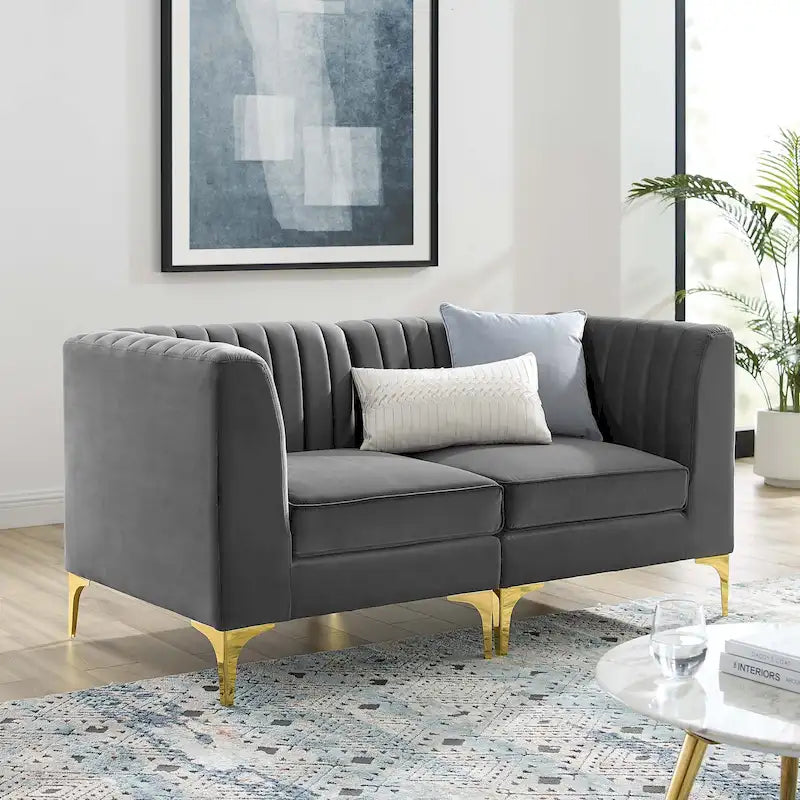 Triumph Zweisitzer-Sofa mit vertikaler Knopfheftung und strapazierfähigem Samtbezug
